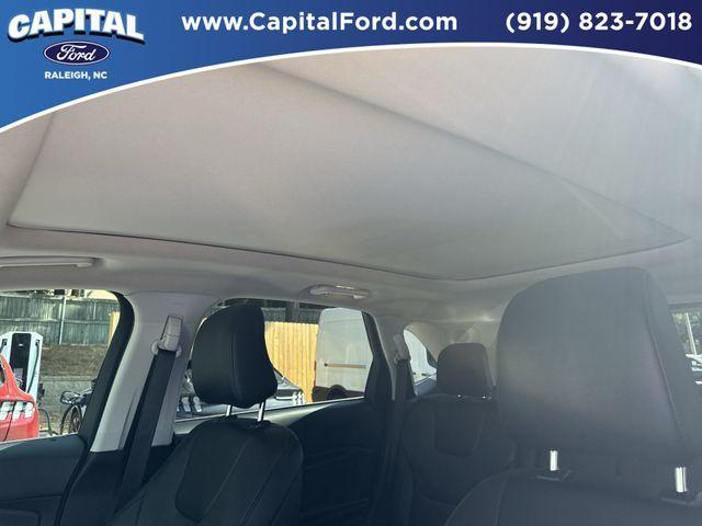 Photo of 2022 Rapid Red Metallic Tinted Clearcoat Ford Edge