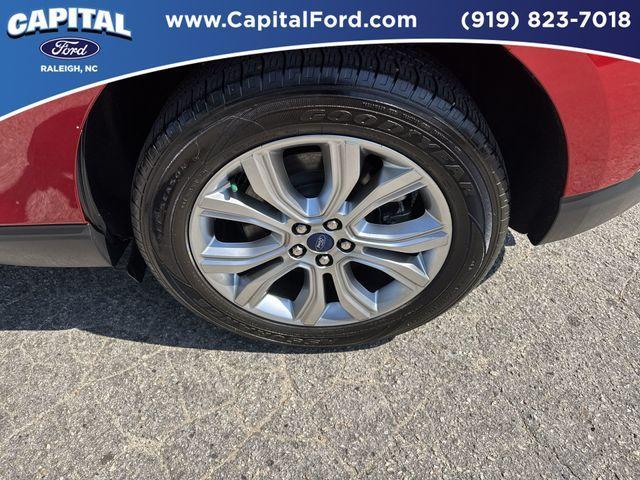 Photo of 2022 Rapid Red Metallic Tinted Clearcoat Ford Edge