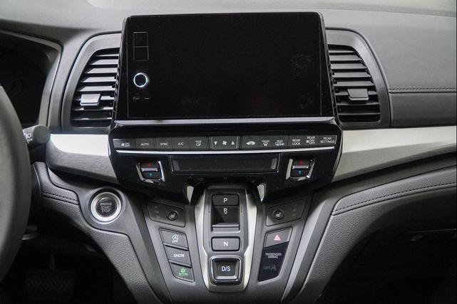 Photo of 2026 Platinum White Pearl Honda Odyssey