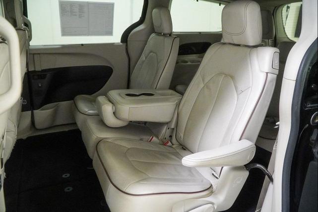 Photo of 2017 Brilliant Black Crystal Pearlcoat Chrysler Pacifica