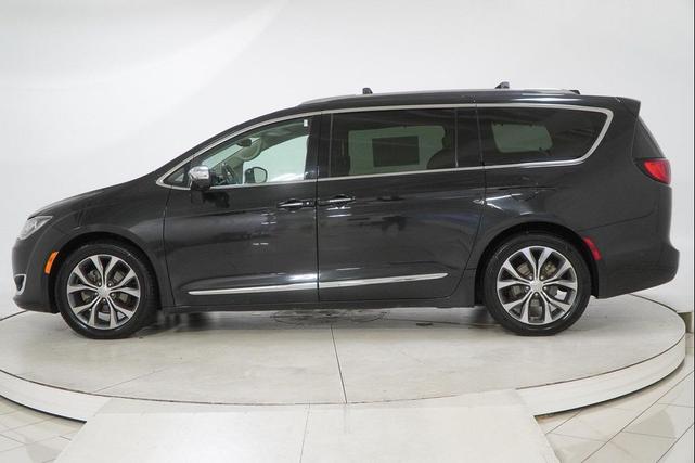 Photo of 2017 Brilliant Black Crystal Pearlcoat Chrysler Pacifica