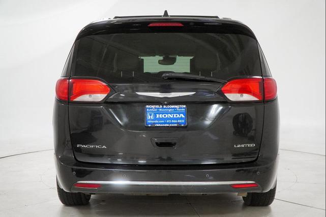 Photo of 2017 Brilliant Black Crystal Pearlcoat Chrysler Pacifica