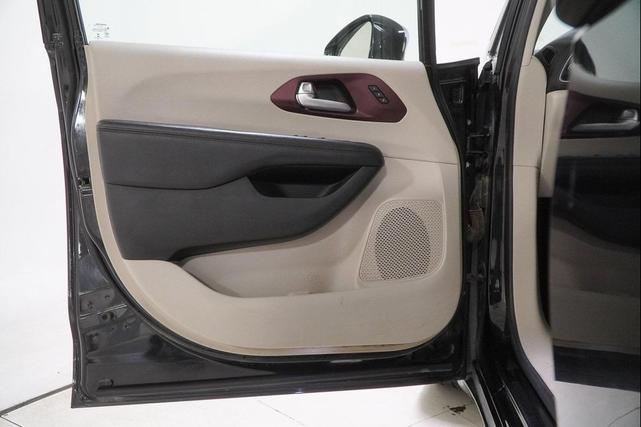Photo of 2017 Brilliant Black Crystal Pearlcoat Chrysler Pacifica
