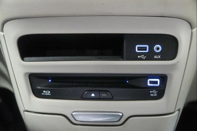 Photo of 2017 Brilliant Black Crystal Pearlcoat Chrysler Pacifica