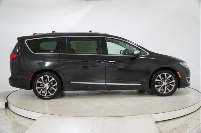 Photo of 2017 Brilliant Black Crystal Pearlcoat Chrysler Pacifica