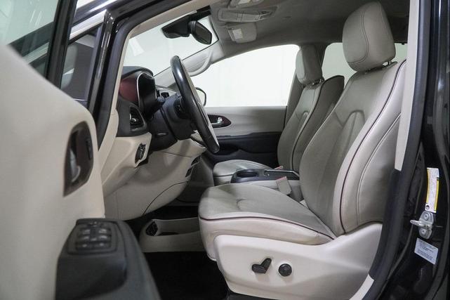Photo of 2017 Brilliant Black Crystal Pearlcoat Chrysler Pacifica