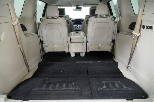 Photo of 2017 Brilliant Black Crystal Pearlcoat Chrysler Pacifica