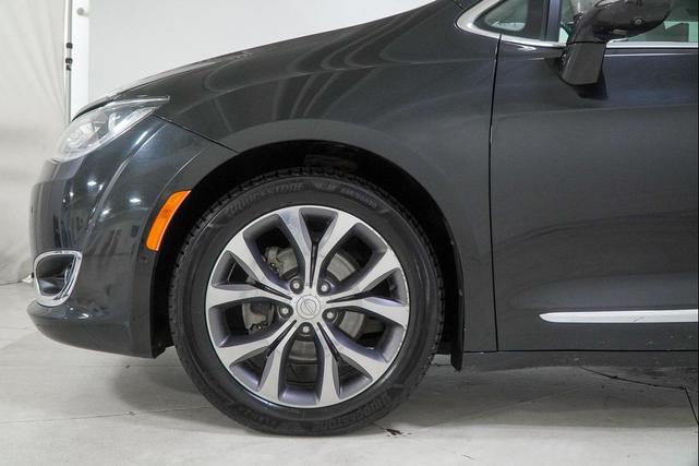 Photo of 2017 Brilliant Black Crystal Pearlcoat Chrysler Pacifica