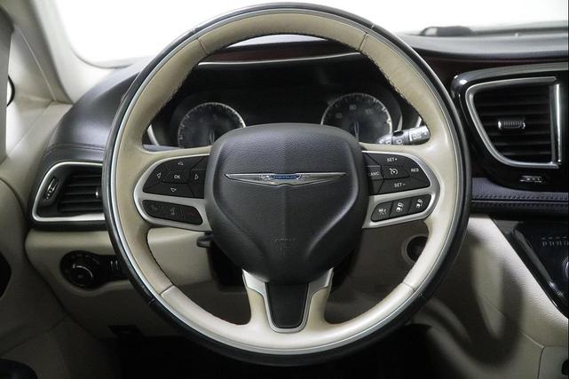 Photo of 2017 Brilliant Black Crystal Pearlcoat Chrysler Pacifica