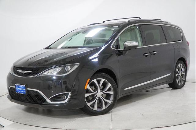 Photo of 2017 Brilliant Black Crystal Pearlcoat Chrysler Pacifica