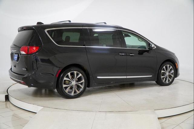 Photo of 2017 Brilliant Black Crystal Pearlcoat Chrysler Pacifica