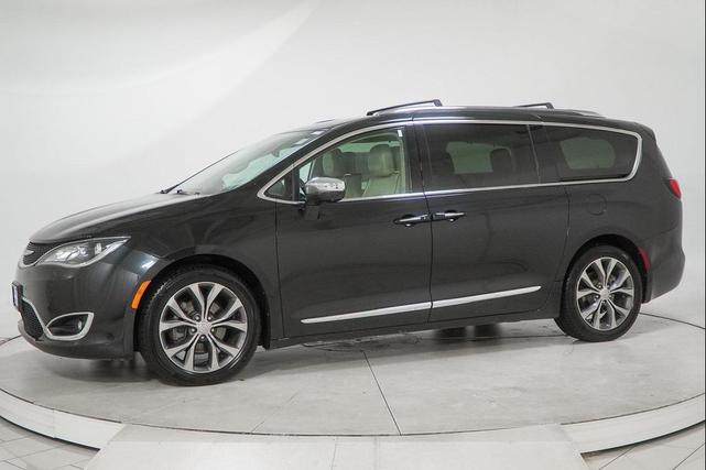 Photo of 2017 Brilliant Black Crystal Pearlcoat Chrysler Pacifica