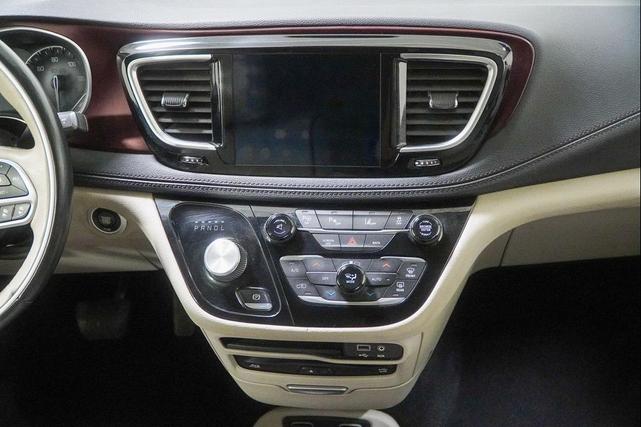 Photo of 2017 Brilliant Black Crystal Pearlcoat Chrysler Pacifica