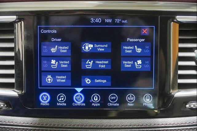 Photo of 2017 Brilliant Black Crystal Pearlcoat Chrysler Pacifica