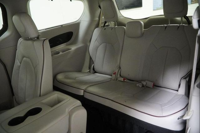 Photo of 2017 Brilliant Black Crystal Pearlcoat Chrysler Pacifica