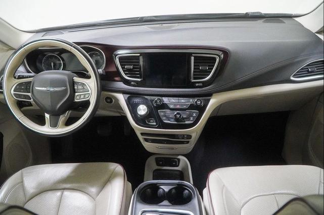 Photo of 2017 Brilliant Black Crystal Pearlcoat Chrysler Pacifica