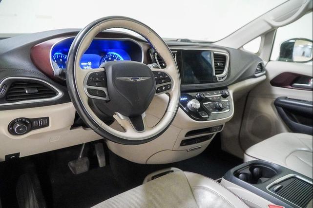 Photo of 2017 Brilliant Black Crystal Pearlcoat Chrysler Pacifica