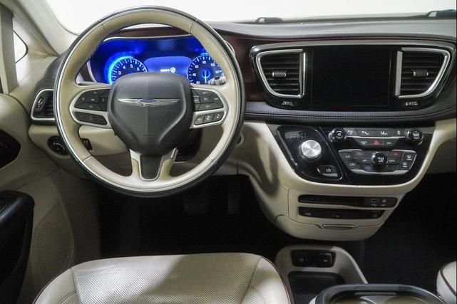 Photo of 2017 Brilliant Black Crystal Pearlcoat Chrysler Pacifica