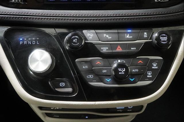 Photo of 2017 Brilliant Black Crystal Pearlcoat Chrysler Pacifica