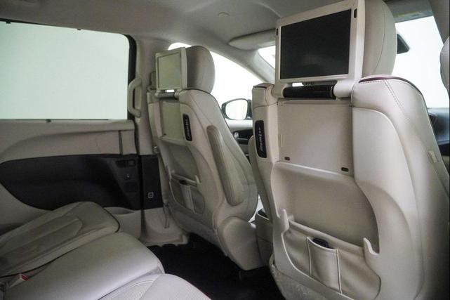 Photo of 2017 Brilliant Black Crystal Pearlcoat Chrysler Pacifica