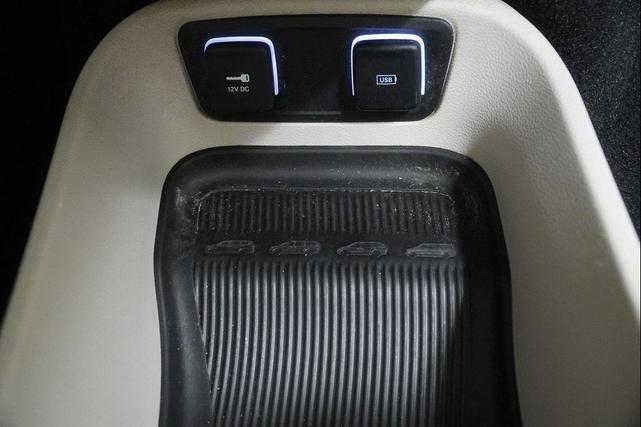 Photo of 2017 Brilliant Black Crystal Pearlcoat Chrysler Pacifica