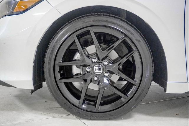 Photo of 2025 Platinum White Pearl Honda Civic