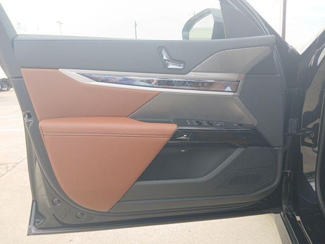 Photo of 2025 Black Sapphire Metallic BMW i7