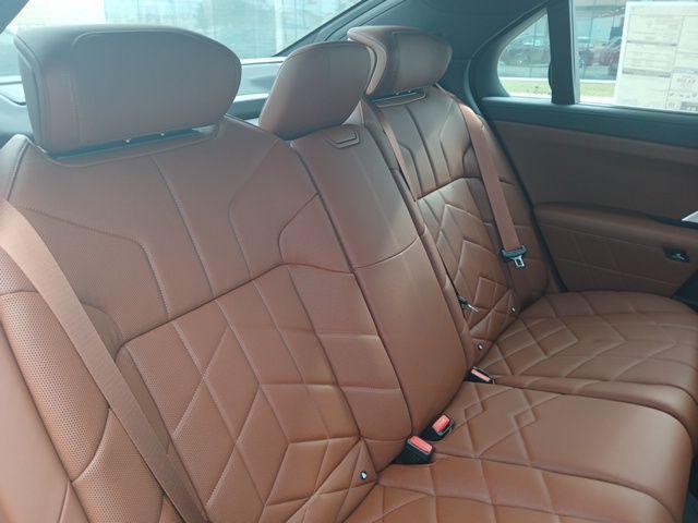 Photo of 2025 Black Sapphire Metallic BMW i7