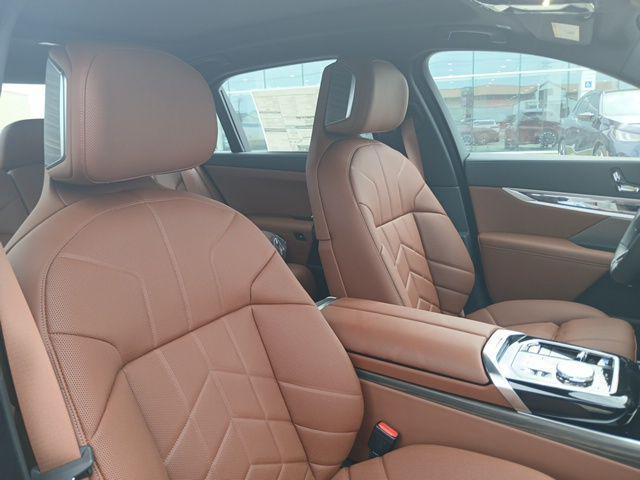 Photo of 2025 Black Sapphire Metallic BMW i7