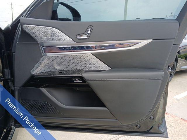 Photo of 2024 Black Sapphire Metallic BMW i7