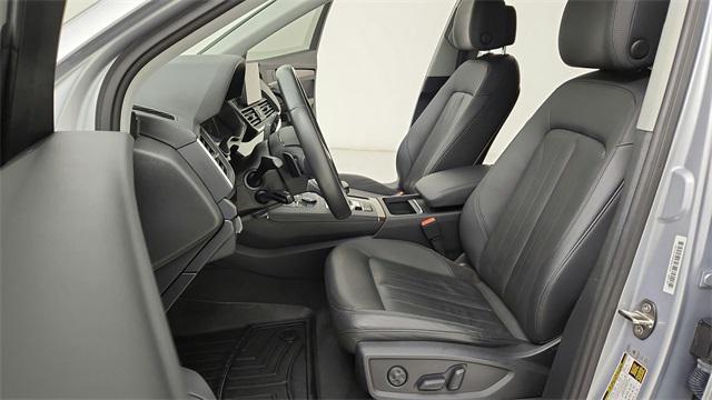 Photo of 2020 Silver Metallic Audi Q5