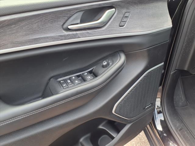 Photo of 2022 Diamond Black Crystal Pearlcoat Jeep Grand Cherokee L