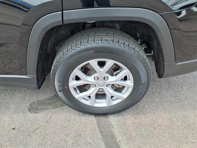 Photo of 2022 Diamond Black Crystal Pearlcoat Jeep Grand Cherokee L