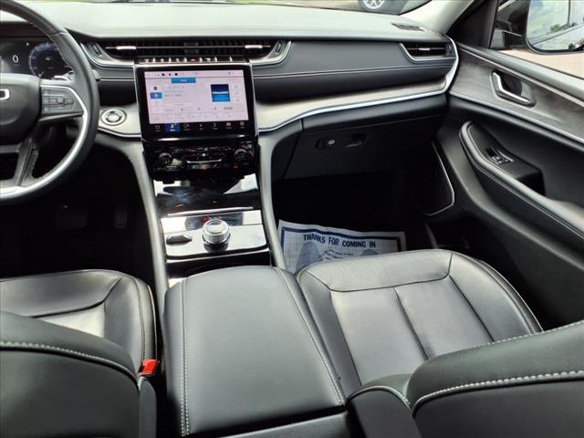 Photo of 2022 Diamond Black Crystal Pearlcoat Jeep Grand Cherokee L