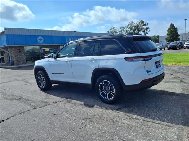 Photo of 2022 Bright White Clear Coat Pw7 Jeep Grand Cherokee