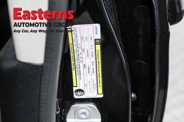 Photo of 2023 Brilliant Black Crystal Pearlcoat Chrysler Voyager
