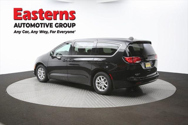 Photo of 2023 Brilliant Black Crystal Pearlcoat Chrysler Voyager