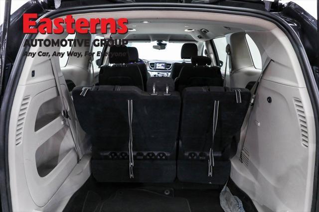Photo of 2023 Brilliant Black Crystal Pearlcoat Chrysler Voyager
