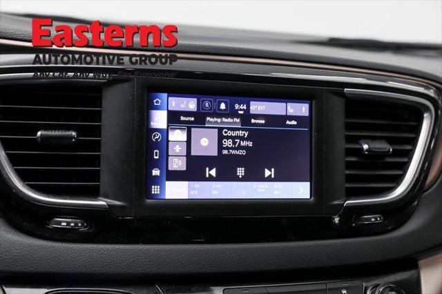 Photo of 2023 Brilliant Black Crystal Pearlcoat Chrysler Voyager