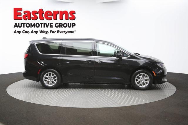 Photo of 2023 Brilliant Black Crystal Pearlcoat Chrysler Voyager