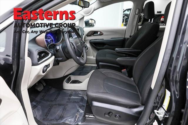 Photo of 2023 Brilliant Black Crystal Pearlcoat Chrysler Voyager