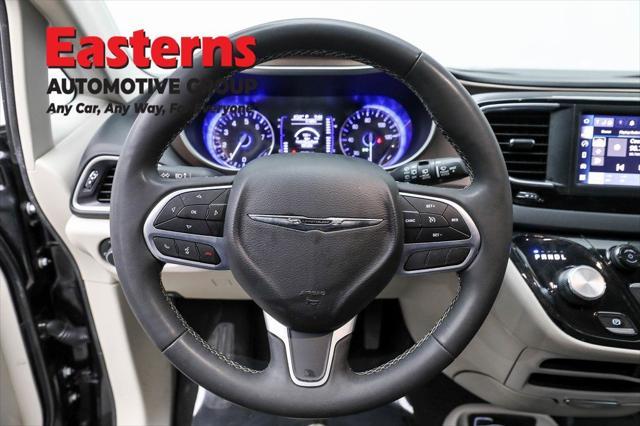 Photo of 2023 Brilliant Black Crystal Pearlcoat Chrysler Voyager