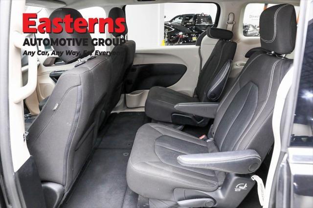 Photo of 2023 Brilliant Black Crystal Pearlcoat Chrysler Voyager