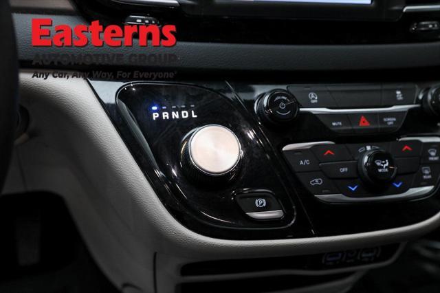 Photo of 2023 Brilliant Black Crystal Pearlcoat Chrysler Voyager