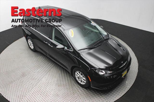 Photo of 2023 Brilliant Black Crystal Pearlcoat Chrysler Voyager
