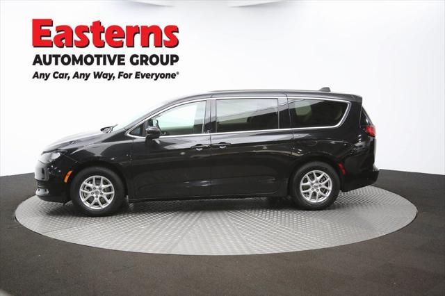 Photo of 2023 Brilliant Black Crystal Pearlcoat Chrysler Voyager