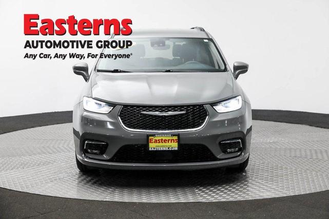 Photo of 2022 Ceramic Gray Clearcoat Chrysler Pacifica