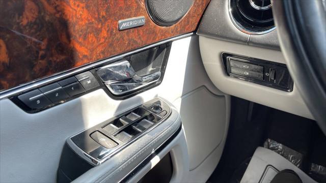 Photo of 2013 Rhodium Silver Metallic Jaguar XJ