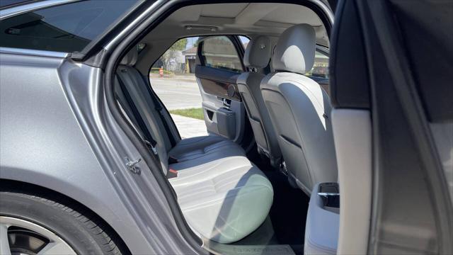 Photo of 2013 Rhodium Silver Metallic Jaguar XJ