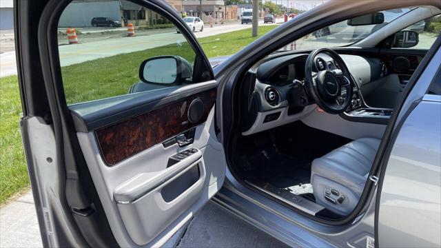 Photo of 2013 Rhodium Silver Metallic Jaguar XJ